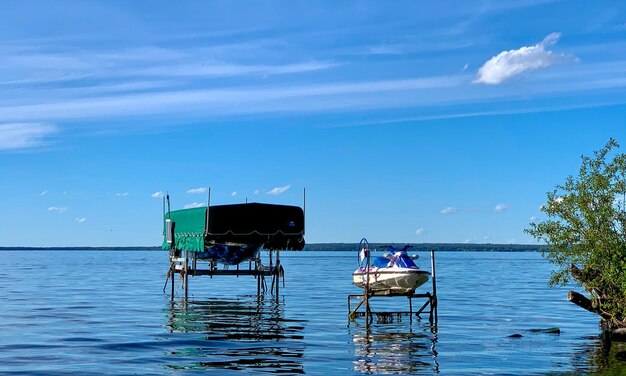 Foto vista panorámica del mar contra el cielo azul con barcos atracados