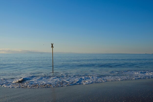 Vista panorámica del mar contra el cielo azul claro