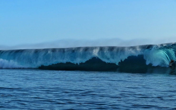 Foto vista panorámica del mar contra el cielo azul claro