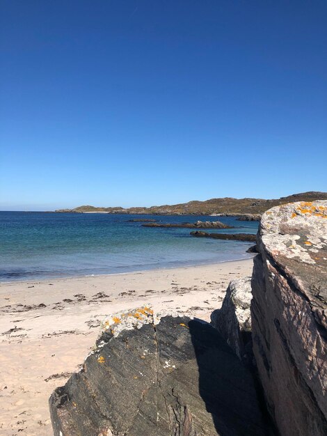 Foto vista panorámica del mar contra el cielo azul claro