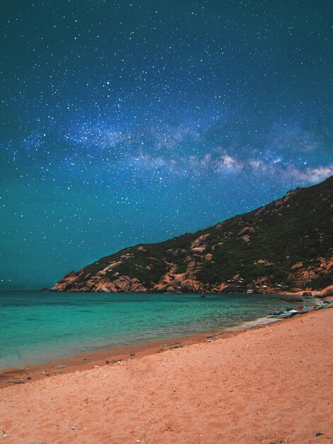 Foto vista panorámica del mar contra el cielo azul claro