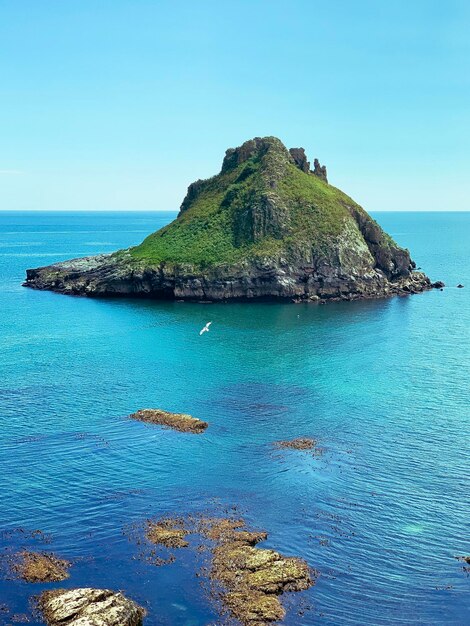 Vista panorámica del mar contra el cielo azul claro