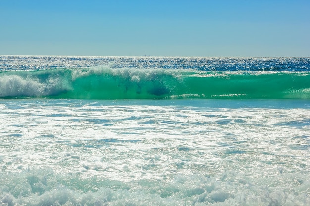 Foto vista panorámica del mar contra el cielo azul claro