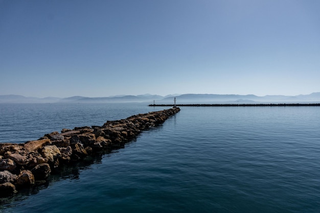 Vista panorámica del mar contra el cielo azul claro