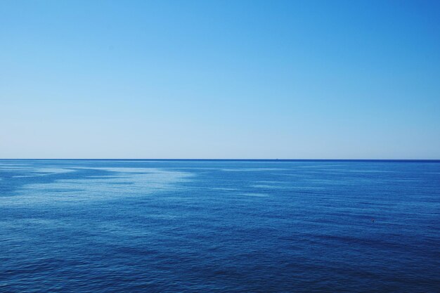 Vista panorámica del mar contra el cielo azul claro
