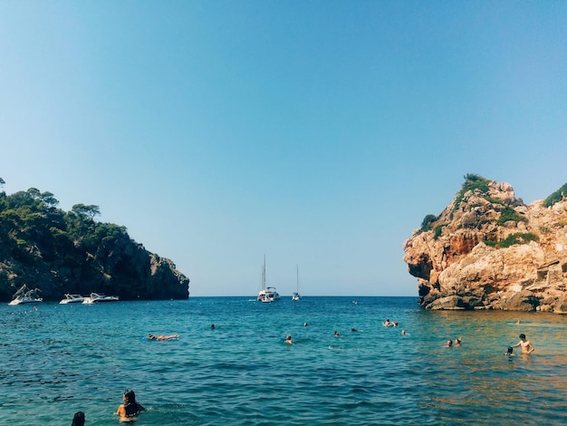 Foto vista panorámica del mar contra el cielo azul claro