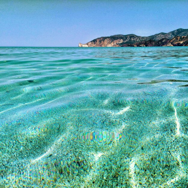 Vista panorámica del mar contra el cielo azul claro