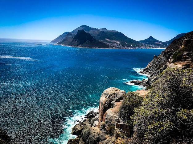 Foto vista panorámica del mar contra el cielo azul claro