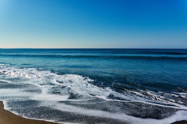 Vista panorámica del mar contra un cielo azul claro