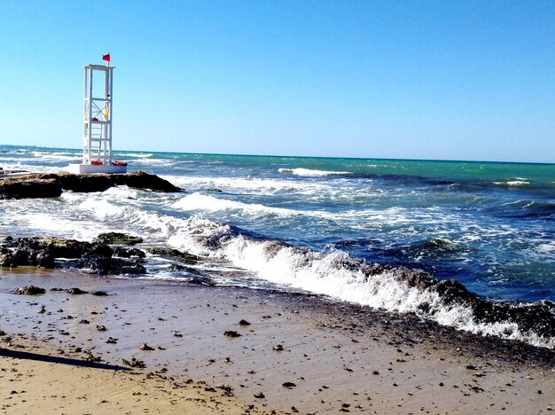 Foto vista panorámica del mar contra el cielo azul claro