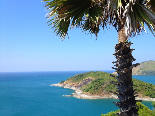 Foto vista panorámica del mar contra el cielo azul claro