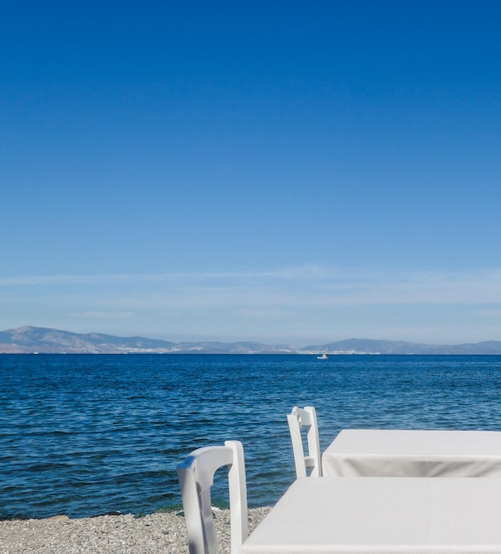 Vista panorámica del mar contra el cielo azul claro