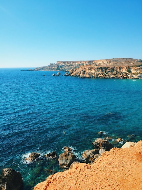 Vista panorámica del mar contra un cielo azul claro