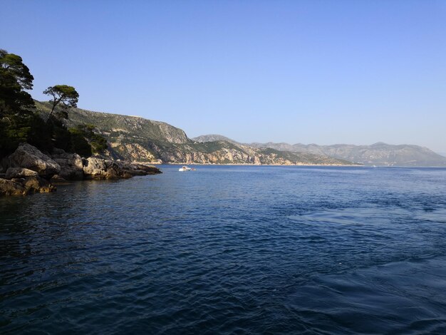 Foto vista panorámica del mar contra el cielo azul claro