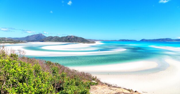 Foto vista panorámica del mar contra el cielo azul claro