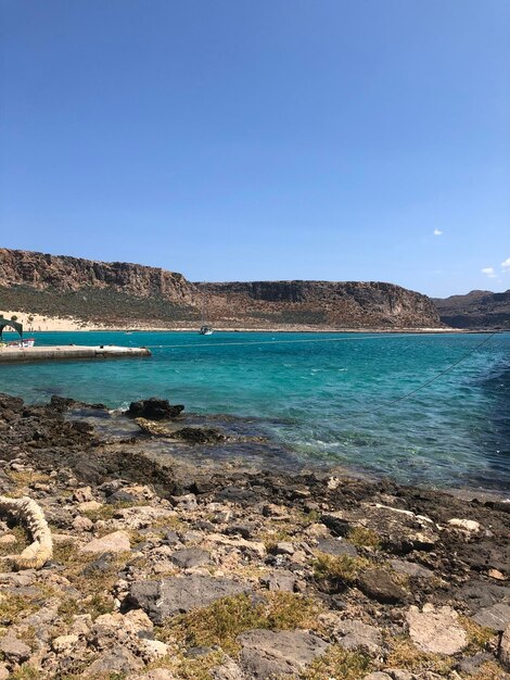 Vista panorámica del mar contra el cielo azul claro