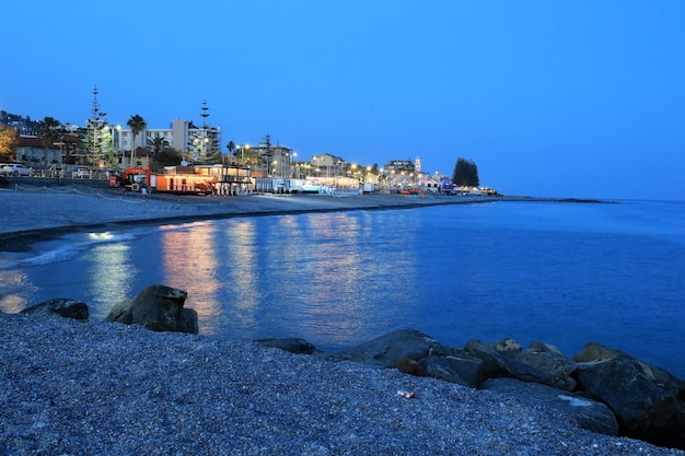 Foto vista panorámica del mar contra el cielo azul claro