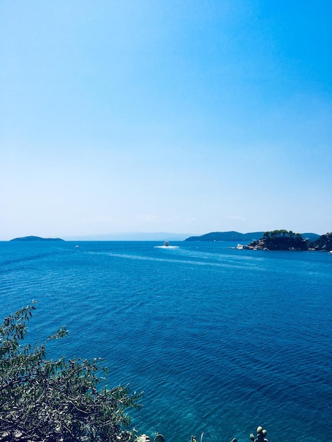 Foto vista panorámica del mar contra el cielo azul claro