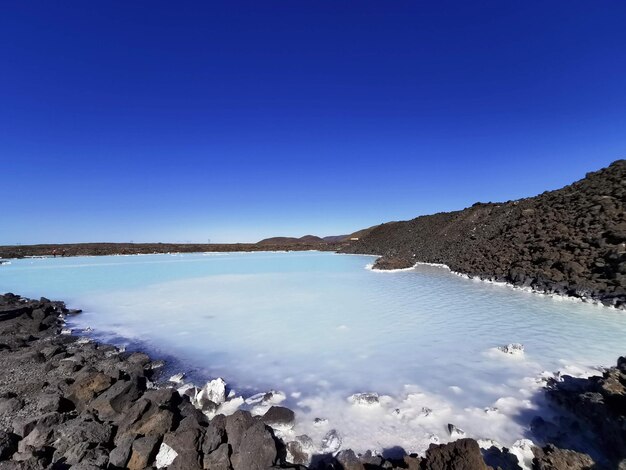 Foto vista panorámica del mar contra el cielo azul claro