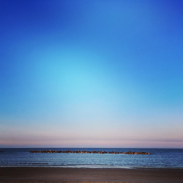 Foto vista panorámica del mar contra el cielo azul claro