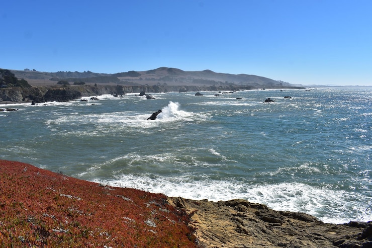 Foto vista panorámica del mar contra el cielo azul claro