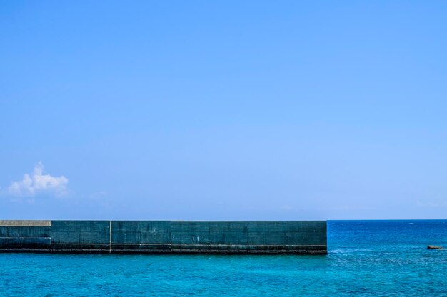 Foto vista panorámica del mar contra el cielo azul claro