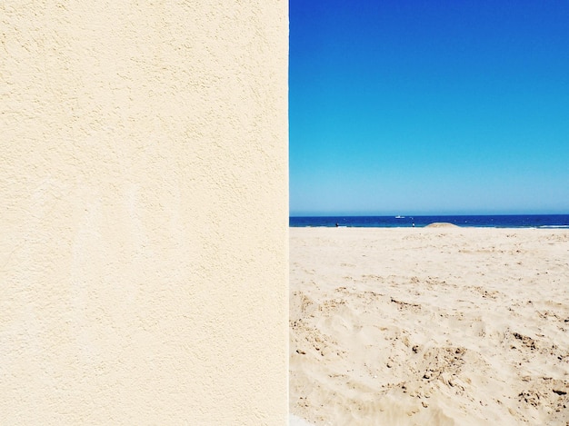 Vista panorámica del mar contra el cielo azul claro