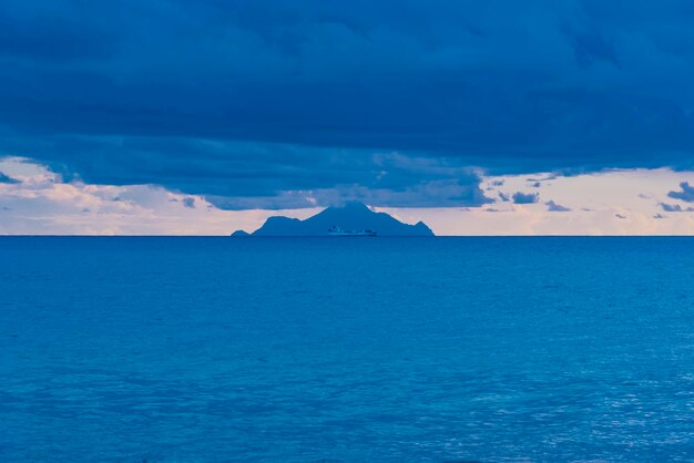 Foto vista panorámica del mar contra el cielo azul