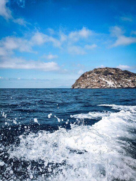 Vista panorámica del mar contra el cielo azul