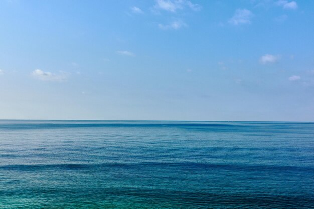 Vista panorámica del mar contra el cielo azul