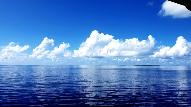 Foto vista panorámica del mar contra el cielo azul