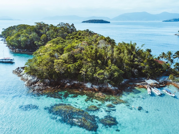 Vista panorámica del mar contra el cielo azul