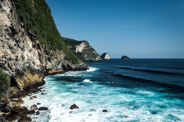 Vista panorámica del mar contra el cielo azul