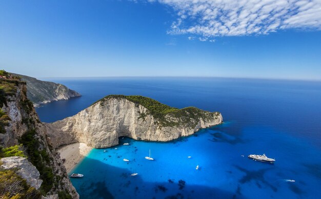 Vista panorámica del mar contra el cielo azul