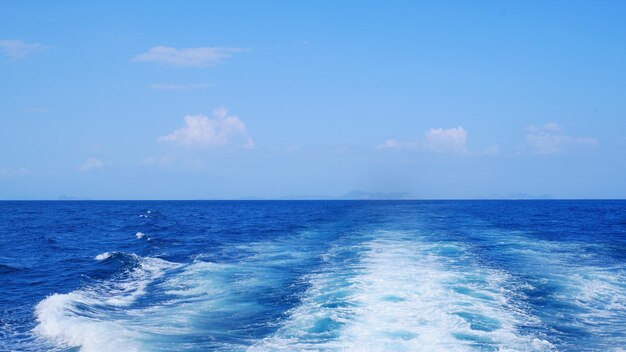 Foto vista panorámica del mar contra el cielo azul