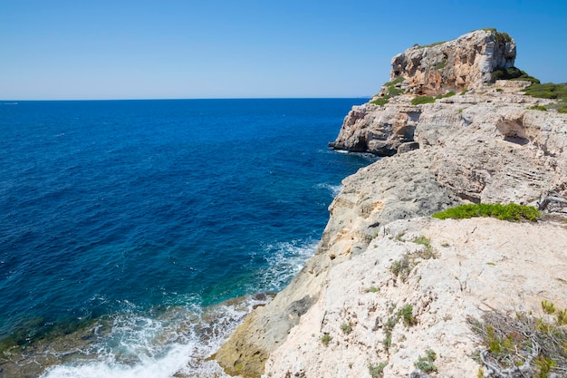 Vista panorámica del mar contra el cielo azul