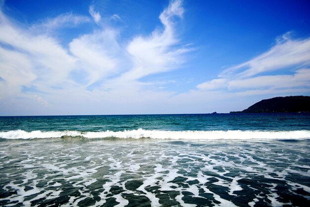 Foto vista panorámica del mar contra el cielo azul