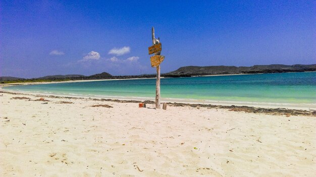 Vista panorámica del mar contra el cielo azul