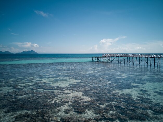 Foto vista panorámica del mar contra el cielo azul