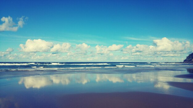 Foto vista panorámica del mar contra el cielo azul