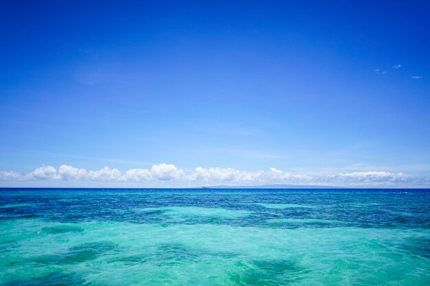 Foto vista panorámica del mar contra el cielo azul