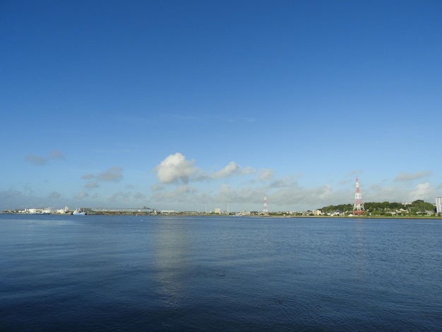 Foto vista panorámica del mar contra el cielo azul