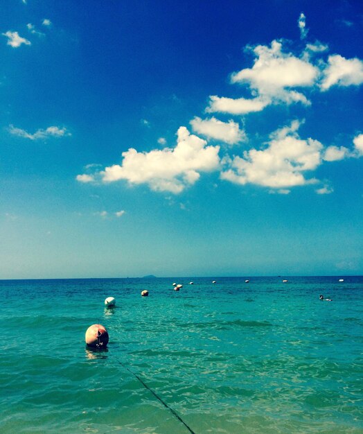 Foto vista panorámica del mar contra el cielo azul