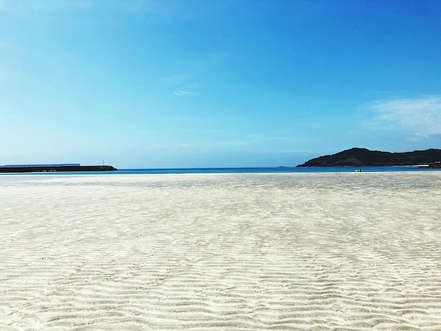 Foto vista panorámica del mar contra el cielo azul