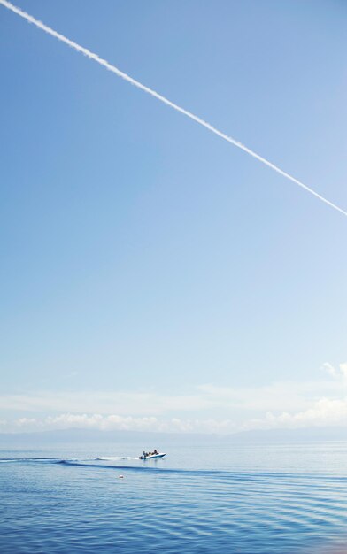 Foto vista panorámica del mar contra el cielo azul