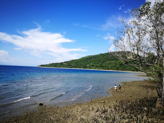 Vista panorámica del mar contra el cielo azul