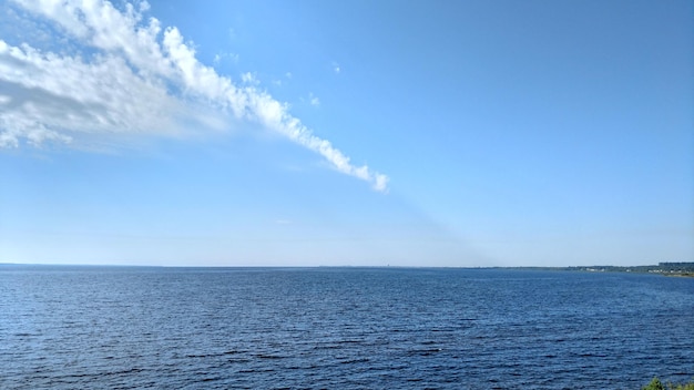 Foto vista panorámica del mar contra el cielo azul