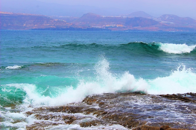 Vista panorámica del mar contra el cielo azul