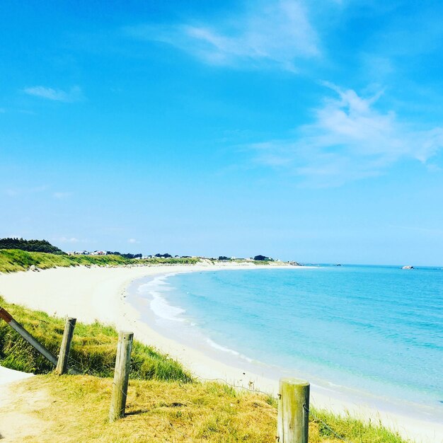 Foto vista panorámica del mar contra el cielo azul