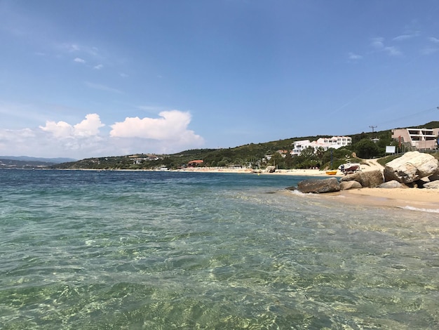 Vista panorámica del mar contra el cielo azul